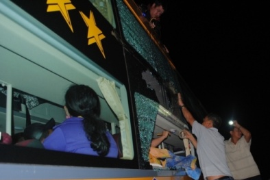 Thanh Hóa: Truy tìm 3 kẻ 'khùng' thấy xe khách chạy qua là ném đá