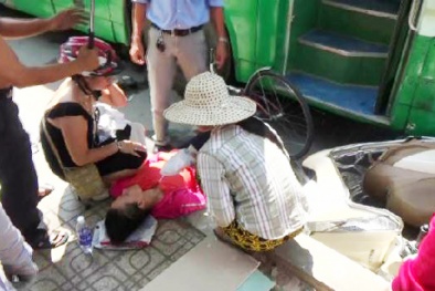 TPHCM: Hàng chục người nâng xe buýt cứu người bị nạn