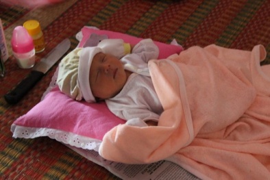 Bé bị bỏ rơi thoi thóp trong bụi cỏ ven đường