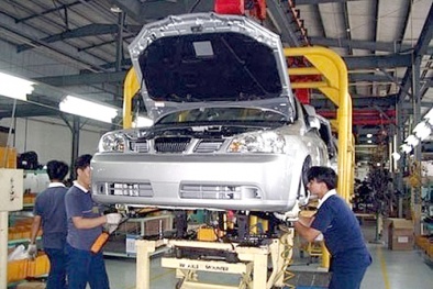 Kinh tế khó khăn, người Việt vẫn chịu khó tậu 'xế hộp'