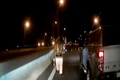 2 xe đâm nhau vì CSGT quá 'nhiệt tình'?