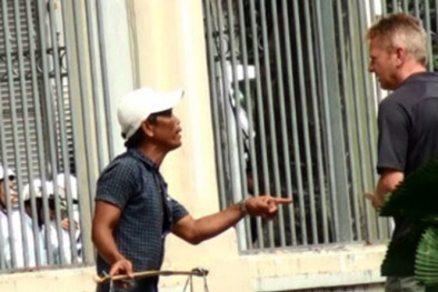 Khách du lịch ngoại quốc bị ép mua dừa với giá 'cắt cổ'