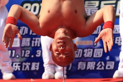 Rùng mình với người đàn ông 'trồng cây chuối' trên đinh nhọn