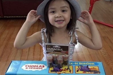 Cha mẹ kiếm bộn nhờ chia sẻ clip con chơi đồ chơi lên Youtube