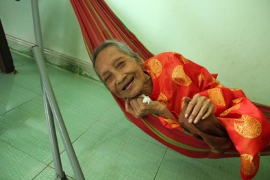 Gửi mẫu tóc của cụ bà lớn tuổi nhất thế giới đem đi giám định