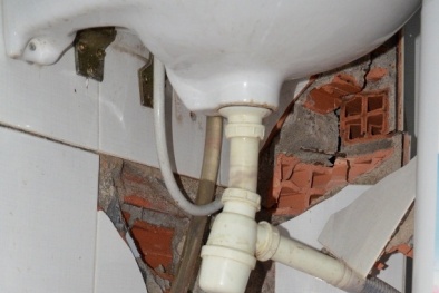 TP.HCM: Cuộn thép chục tấn lăn trúng, làm sụt một phần nhà