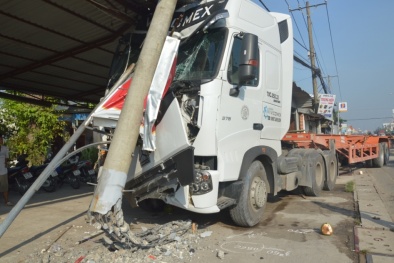 TP.HCM: Hốt hoảng vì xe container mất lái khi đang đổ dốc