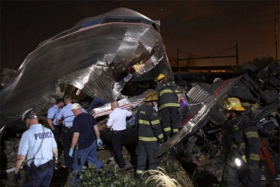 Tàu chở 234 hành khách trật đường ray, 5 người thiệt mạng