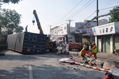 Tp. HCM: Container mất lái, thùng hàng lăn lóc giữa đường
