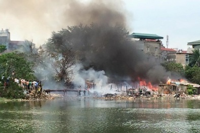 Hà Nội: Lực lượng cứu hỏa phải bơm nước hồ lên để cứu cháy
