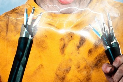 Quảng Trị: Mẹ bất lực nhìn con bị điện giật đến chết