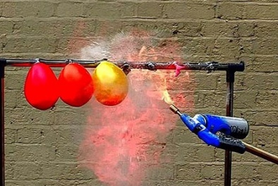 Xung lực khi bóng bay phát nổ dễ dàng xuyên qua quần áo bảo hộ