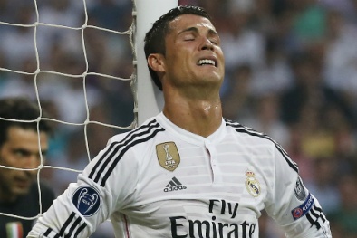 Ronaldo ngồi khóc 'nức nở' sau trận thua Juventus