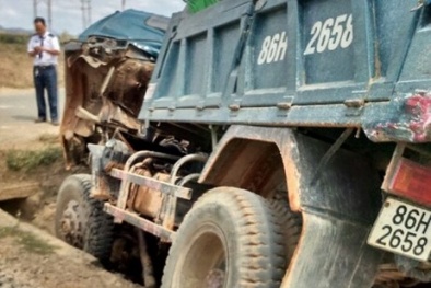 Bình Thuận: Xe tải đứt đầu sau cú đâm trực diện vào tàu hỏa