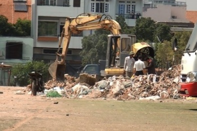 Xe múc đất lùi không quan sát, cán chết phụ nữ lượm ve chai