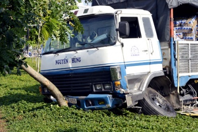 Tp. HCM: Giao thông ùn tắc vì ô tô tải mất lái cuốn xe máy vào gầm