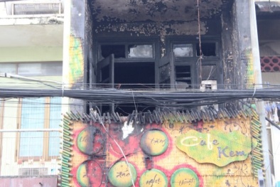 TP.HCM: Tàn lửa từ đám cháy tiệm kem làm cháy xém 4 chiếc xe máy