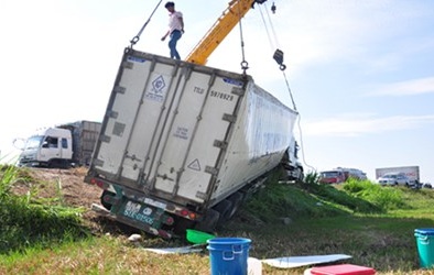 Quảng Ngãi: Dân cứu người, giúp hứng mật ong rỉ từ container lật