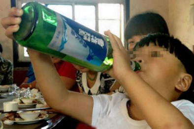 Trung Quốc: Cậu bé 2 tuổi tử vong vì bị ép uống rượu