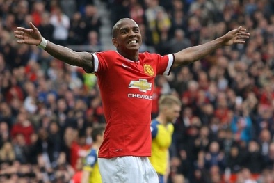 Ashley Young đá như 'lên đồng' trong màu áo Man United
