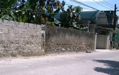 Côn đồ vác súng, thả chó truy sát tới tận nhà 2 thanh niên