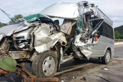 Xe khách húc đuôi xe tải đậu lề đường, 1 người thiệt mạng