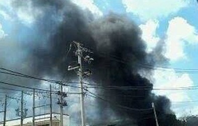 Kho phụ liệu vải bốc hỏa, nhiều công nhân hoảng loạn chạy trốn