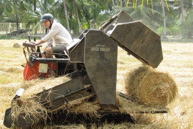 Nâng cao năng suất nhờ máy cuốn rơm tự chế