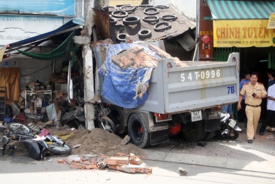 Toàn cảnh hiện trường tan hoang vụ xe ben đâm xuyên nhà dân