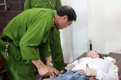 Hung thủ vụ nổ mìn trên xe khách ngất xỉu, co giật trước tòa