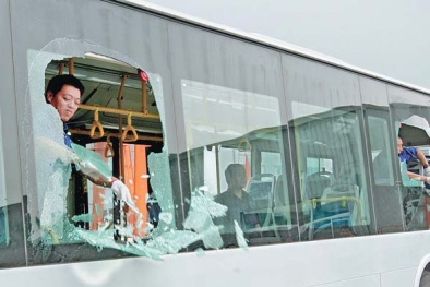 Bé 2 tuổi bị thương nặng vì trò đùa ác ý ném đá xe khách