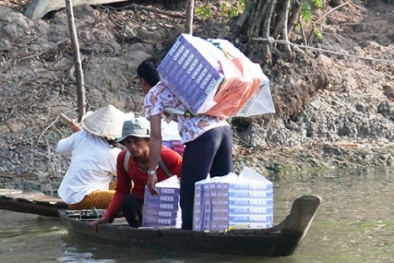 Công nhân nhà máy thuốc lá bị bắt khi đang vận chuyển thuốc lá lậu đi tiêu thụ
