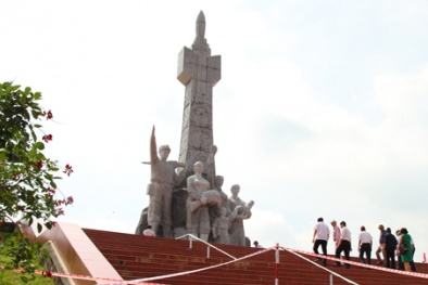 Quảng Ninh: Khắc phục tượng đài văn hóa thị xã Đông Triều xong trước ngày 8/6