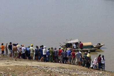 Thanh Hóa: Mải nghịch nước, bé trai trượt chân mất tích dưới sông