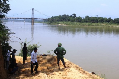 Thương tâm hai anh em vùi mình trong hố cát trên Sông Lam