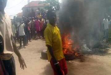 Nigeria: Thiêu sống một bà lão vì nghi là phù thủy