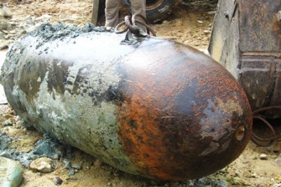 Điện Biên: Phát hiện bom ‘khủng’ nghi là B52 trong vườn nhà dân