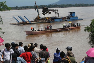 Lào: Phà lật do chở quá tải, 10 học sinh mất tích