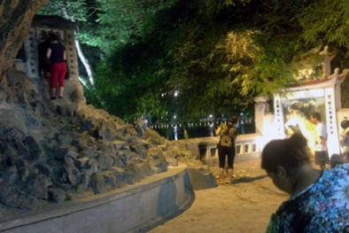 Hà Nội: Ngáo đá, nam thanh niên đập phá miếu thờ ở kè Tháp Bút