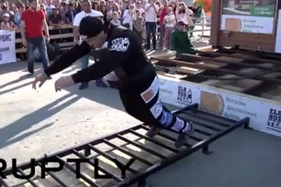 Người đàn ông tay không kéo lê ngôi nhà gỗ hai tầng