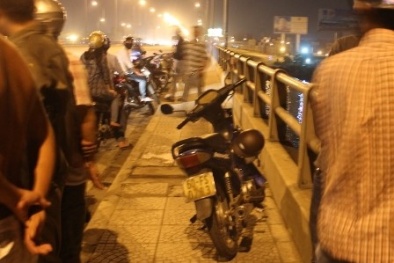 Cặp tình nhân ôm nhau nhảy sông tự tử sau khi khóa xe cẩn thận?