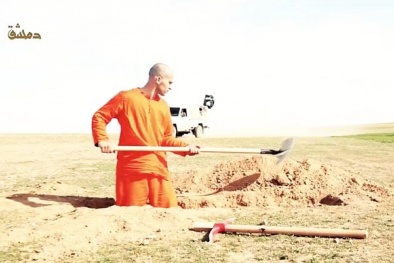 Tù nhân khủng bố IS tự đào hố chôn trước khi bị hành quyết