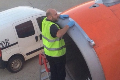Anh: Nhân viên hàng không dùng băng dính sửa máy bay