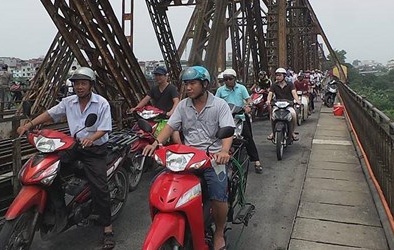 Hà Nội: Người dân hiếu kỳ đứng xem thi thể nổi trên mặt nước