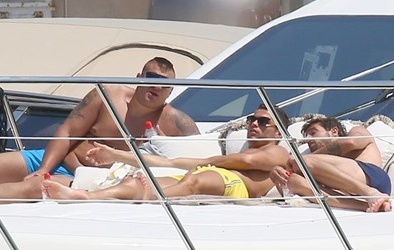 C.Ronaldo rủ 'bạn trai' đi du lịch vì buồn đời