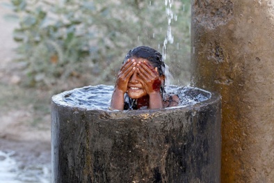 Người Ấn Độ mừng mừng tủi tủi đón những giọt mưa quý hơn vàng