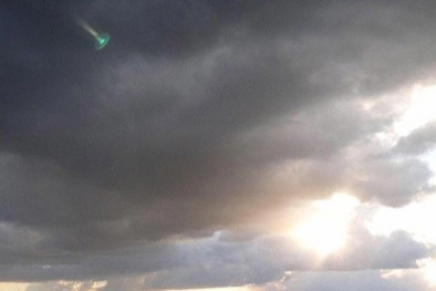 Bức ảnh ghi lại UFO màu xanh ma quái trên bầu trời Hà Lan