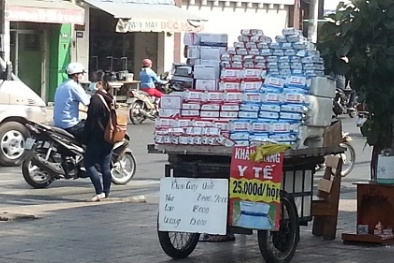 Hiểm họa khôn lường từ khăn ướt giá rẻ bán tràn lan vỉa hè