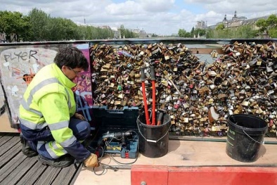 Pháp 'mở' ô khóa tình yêu trên cầu Ponts des Arts