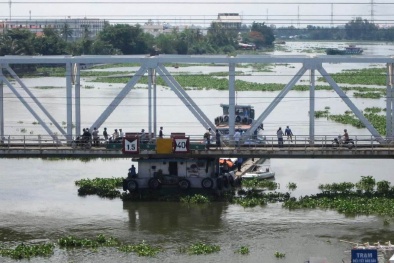 Sà lan liên tiếp 'húc' cây cầu trăm tuổi trên sông Sài Gòn